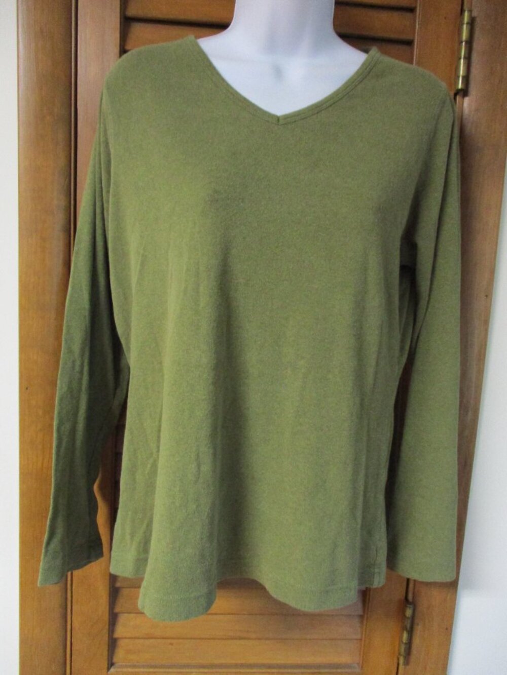 Women's Duluth Trading long sleeve V neck tee, Medium
